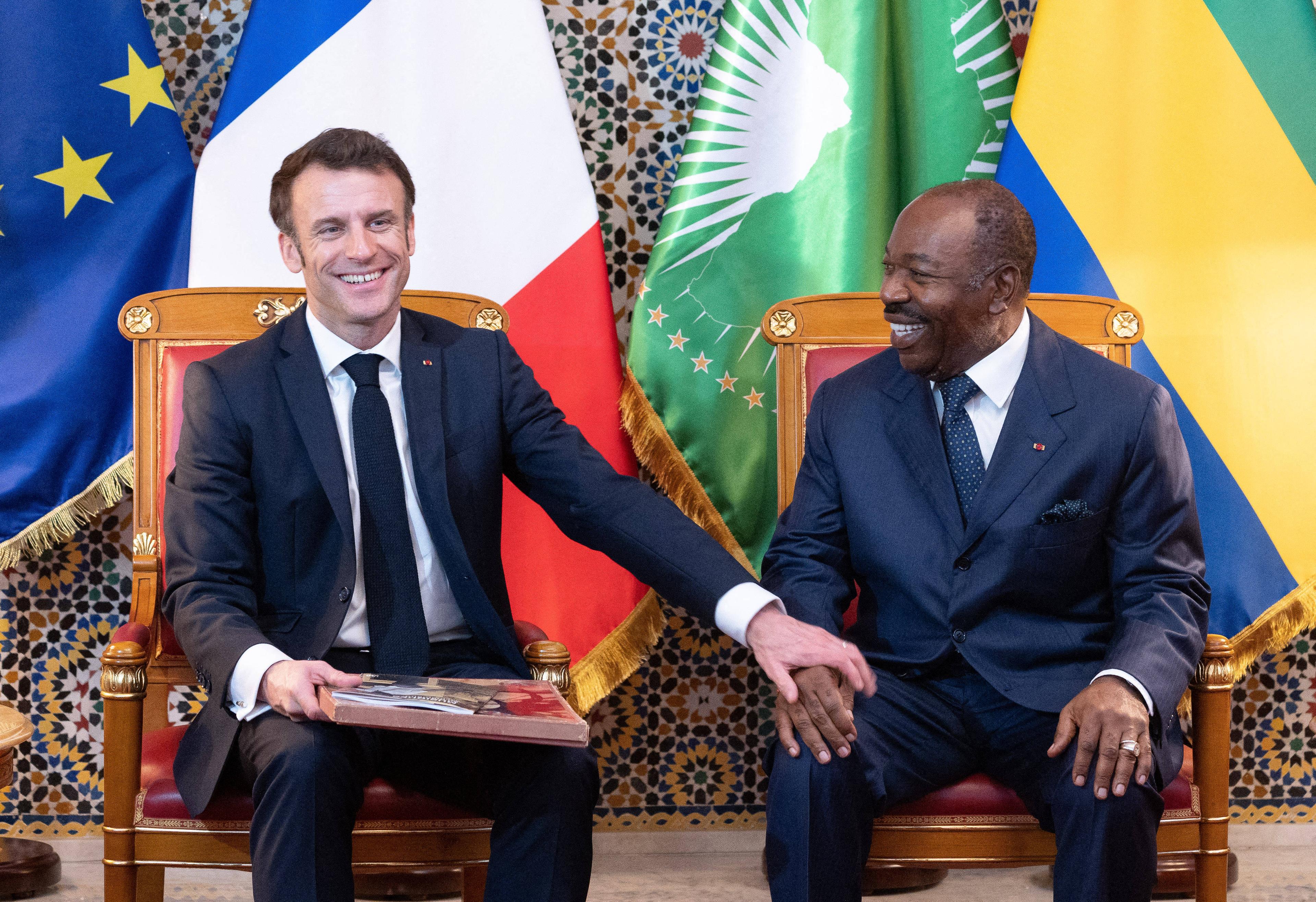 Der französische Präsident Emmanuel Macron trifft den gabunischen Präsidenten Ali Bongo Ondimba zu einem bilateralen Gespräch in Libreville, Gabun, am 1. März 2023. Bongo wurde inzwischen durch einen Putsch abgesetzt.