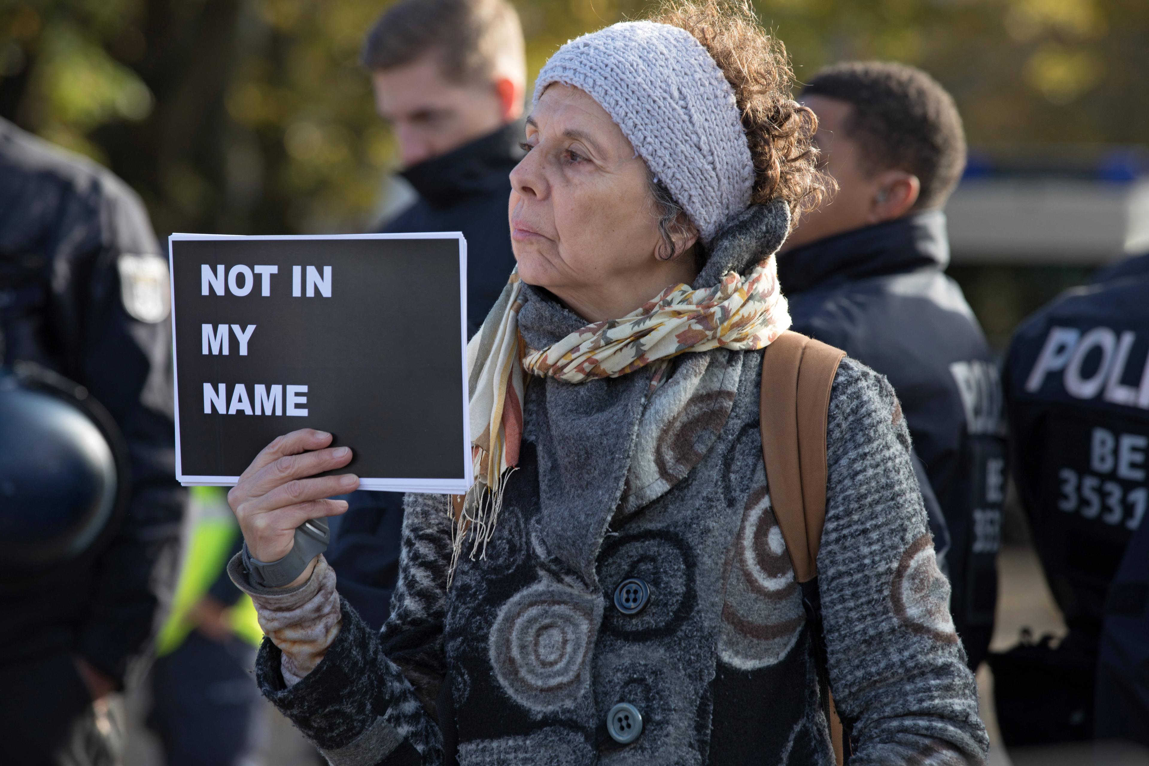 Auf einem Protestmarsch gegen den Krieg in Gaza am 4. November in Berlin hält Esther Dischereit ein Schild mit der Aufschrift »Not in my name«.