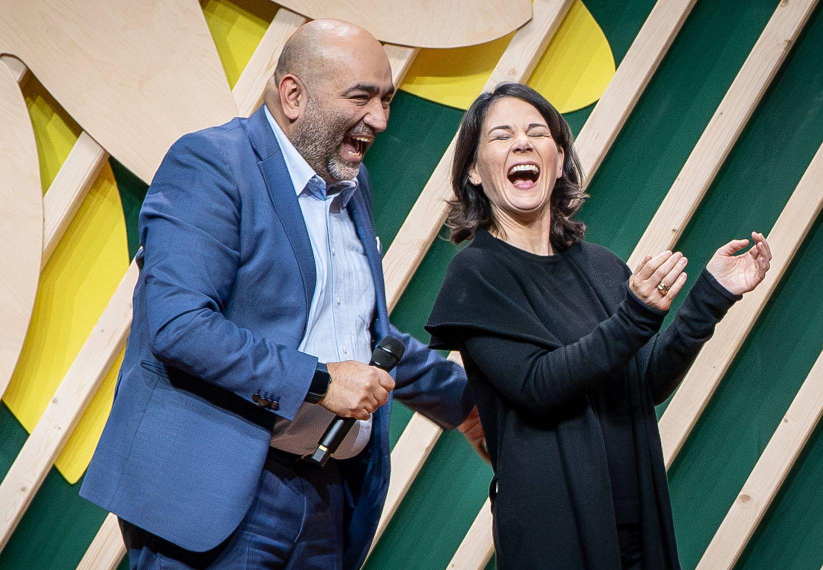 Omid Nouripour und Annalena Baerbock müssen lachen vor lauter Bauchschmerzen bei der Grünen Bundesdelegierten­konferenz 2023.