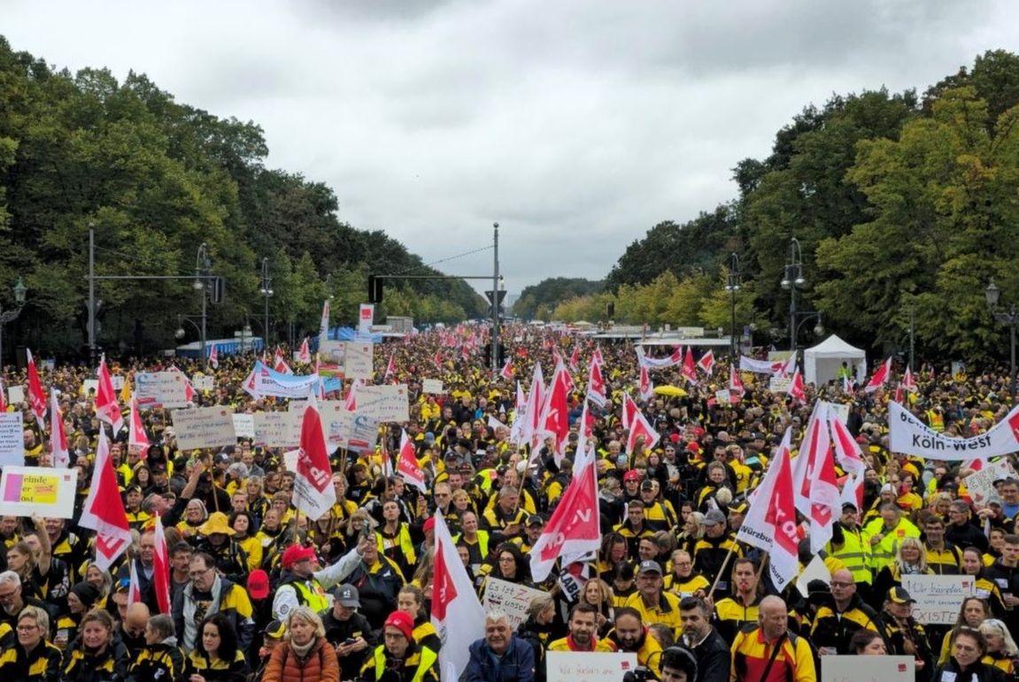 Zehntausende Postbeschäftigte demonstrieren in Berlin gegen eine wettbewerbsorientierte Postnovelle, 9.10.2023.