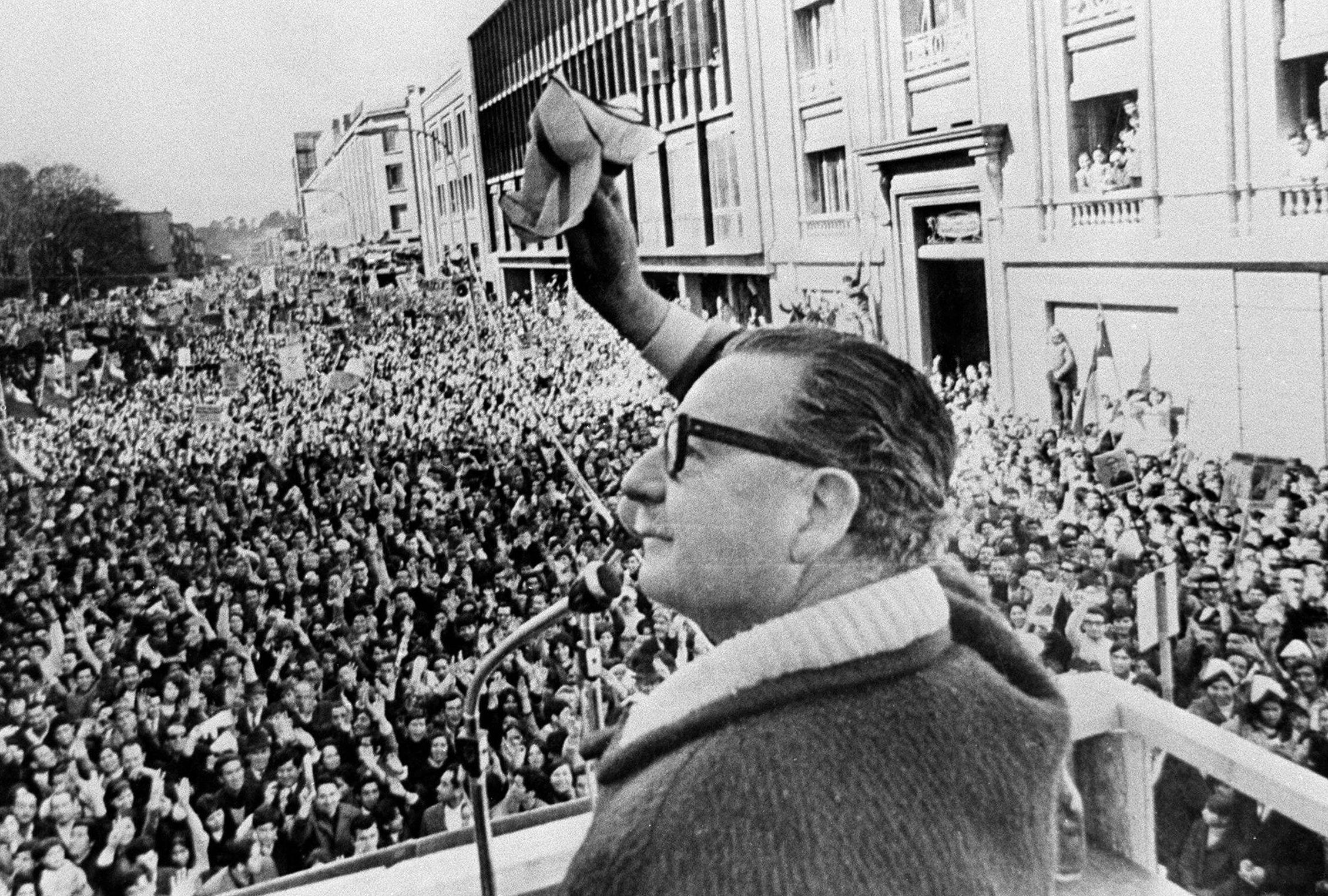 Salvador Allende im Jahr 1972 vor einer jubelnden Menschenmenge in Santiago de Chile.