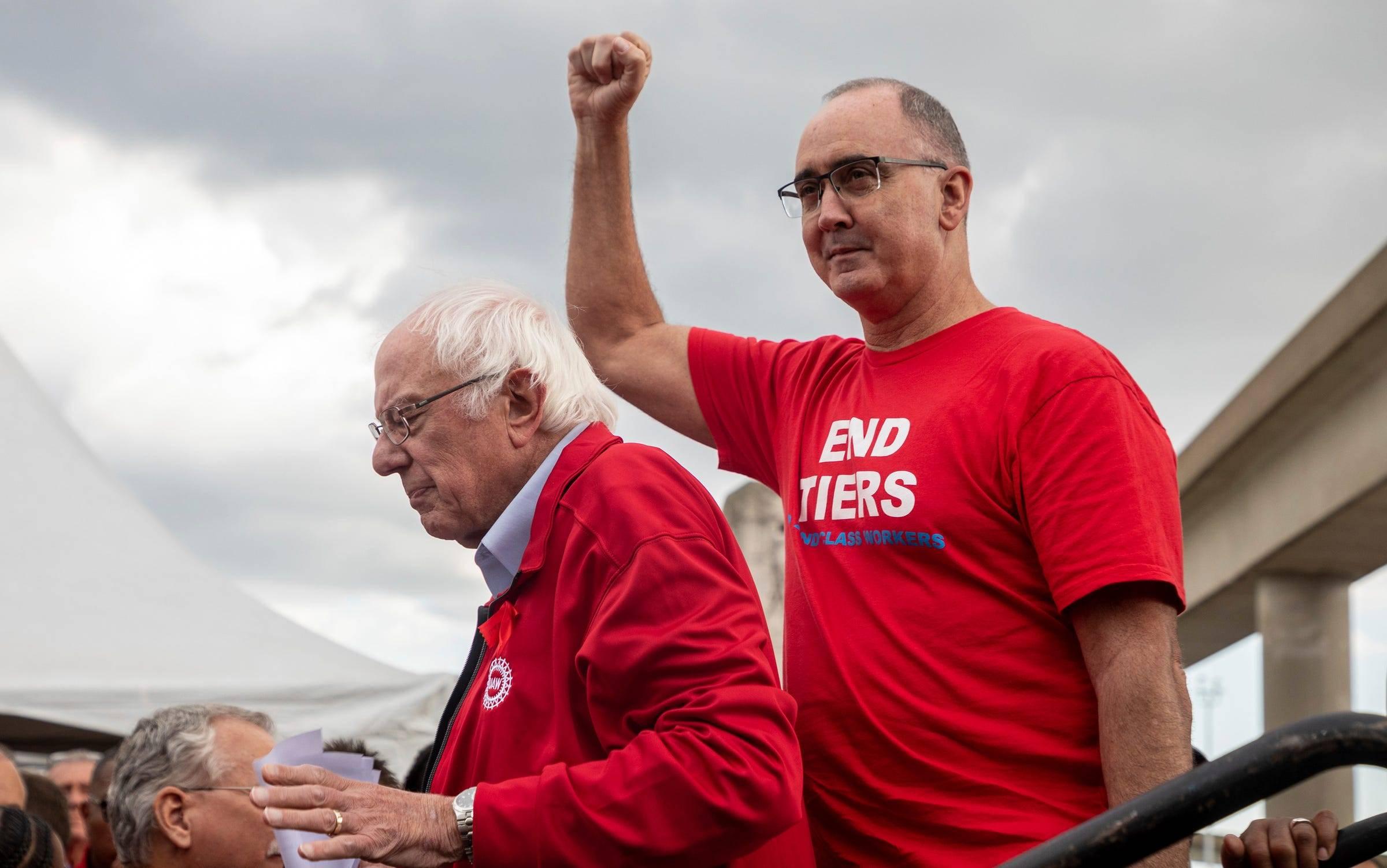 Bernie Sanders und der UAW-Vorsitzende Shawn Fain auf einer Kundgebung.