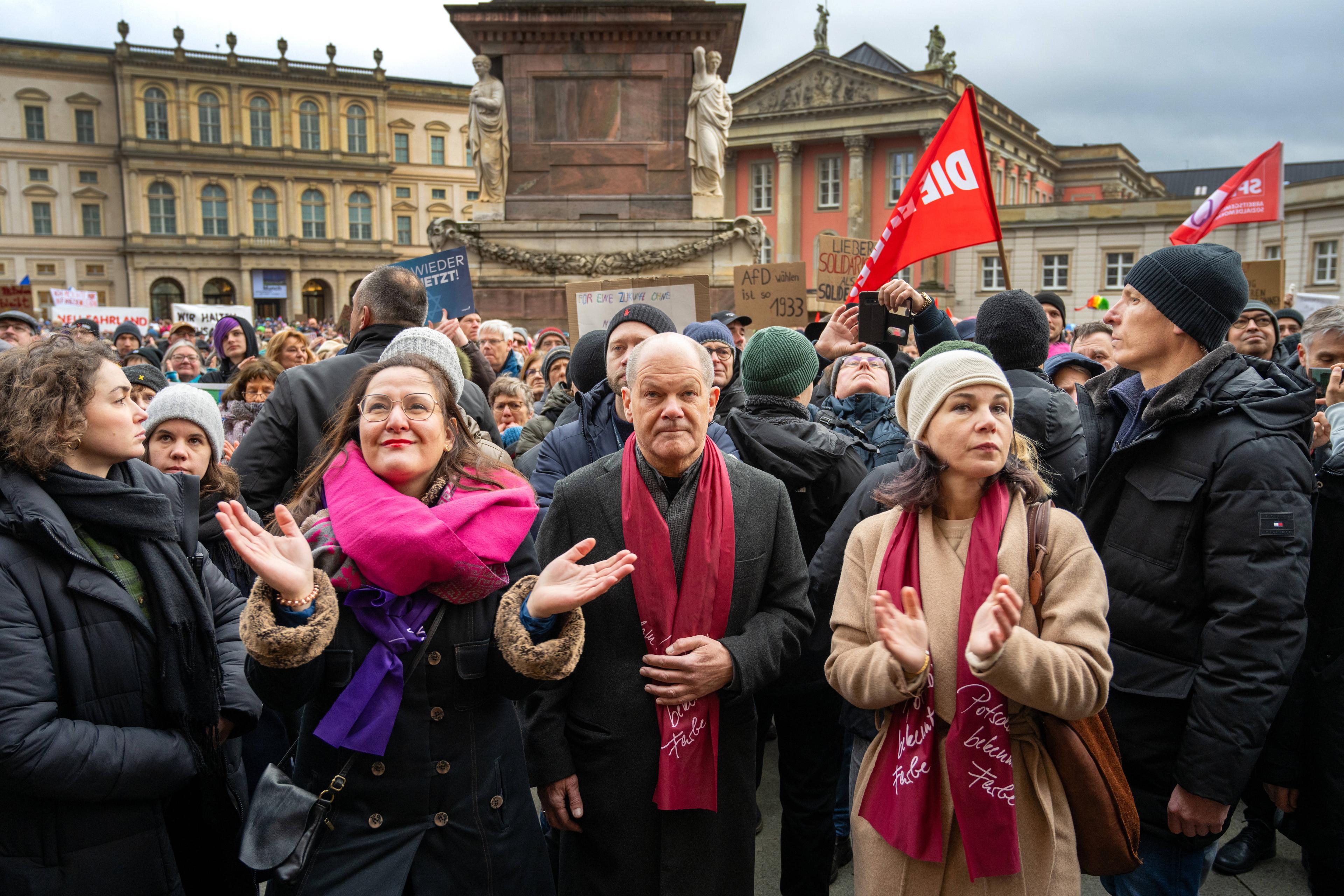 Bundeskanzler Olaf Scholz, Außenministerin Annalena Baerbock  und Wissenschaftsministerin Manja Schüle demonstrieren in Potsdam mit gegen die AfD.