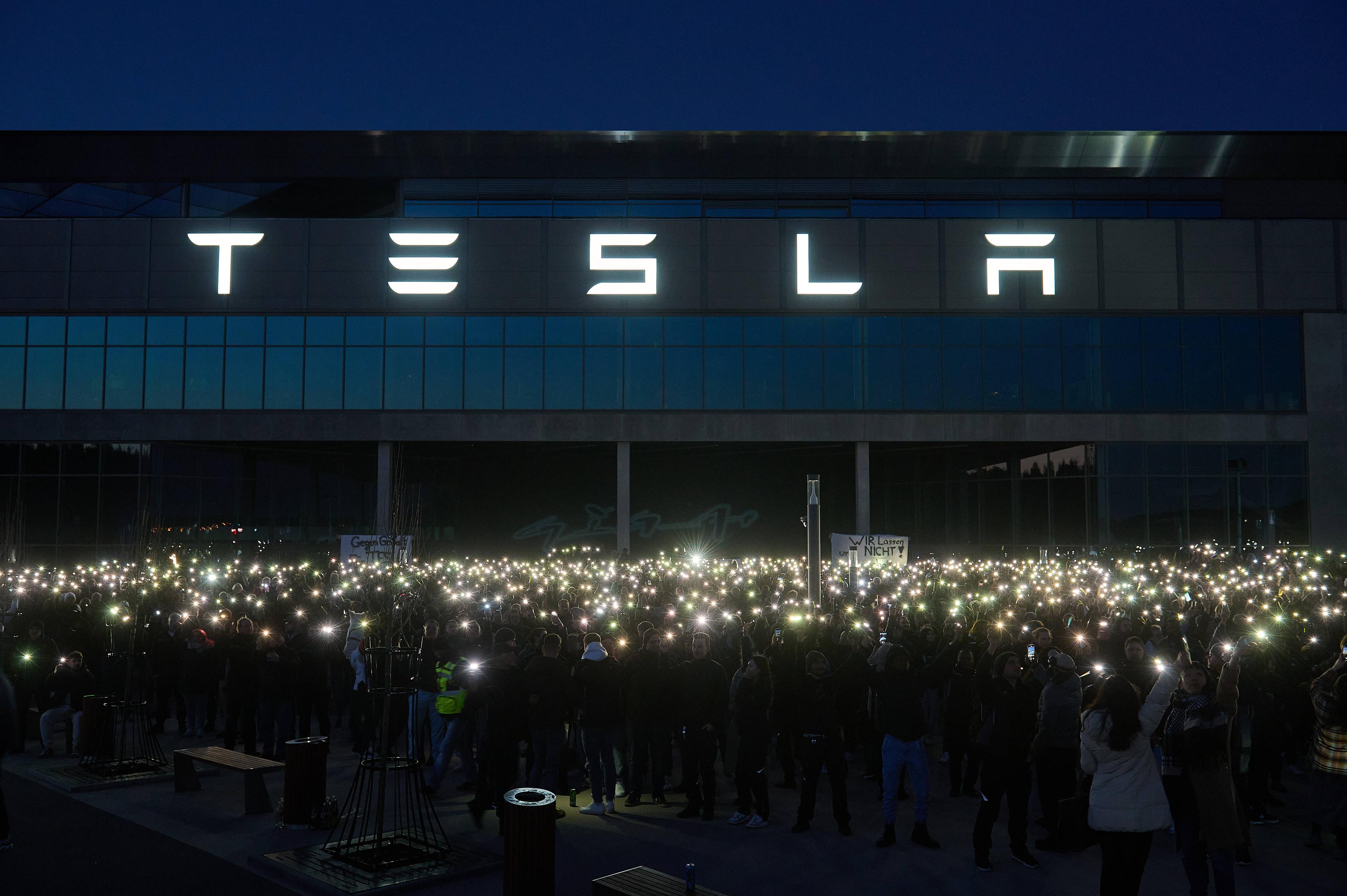 Beschäftigte von Tesla protestierten am 8. März 2024 gegen den Sabotageakt der Vulkangruppe an der Stromversorgung des Werks.
