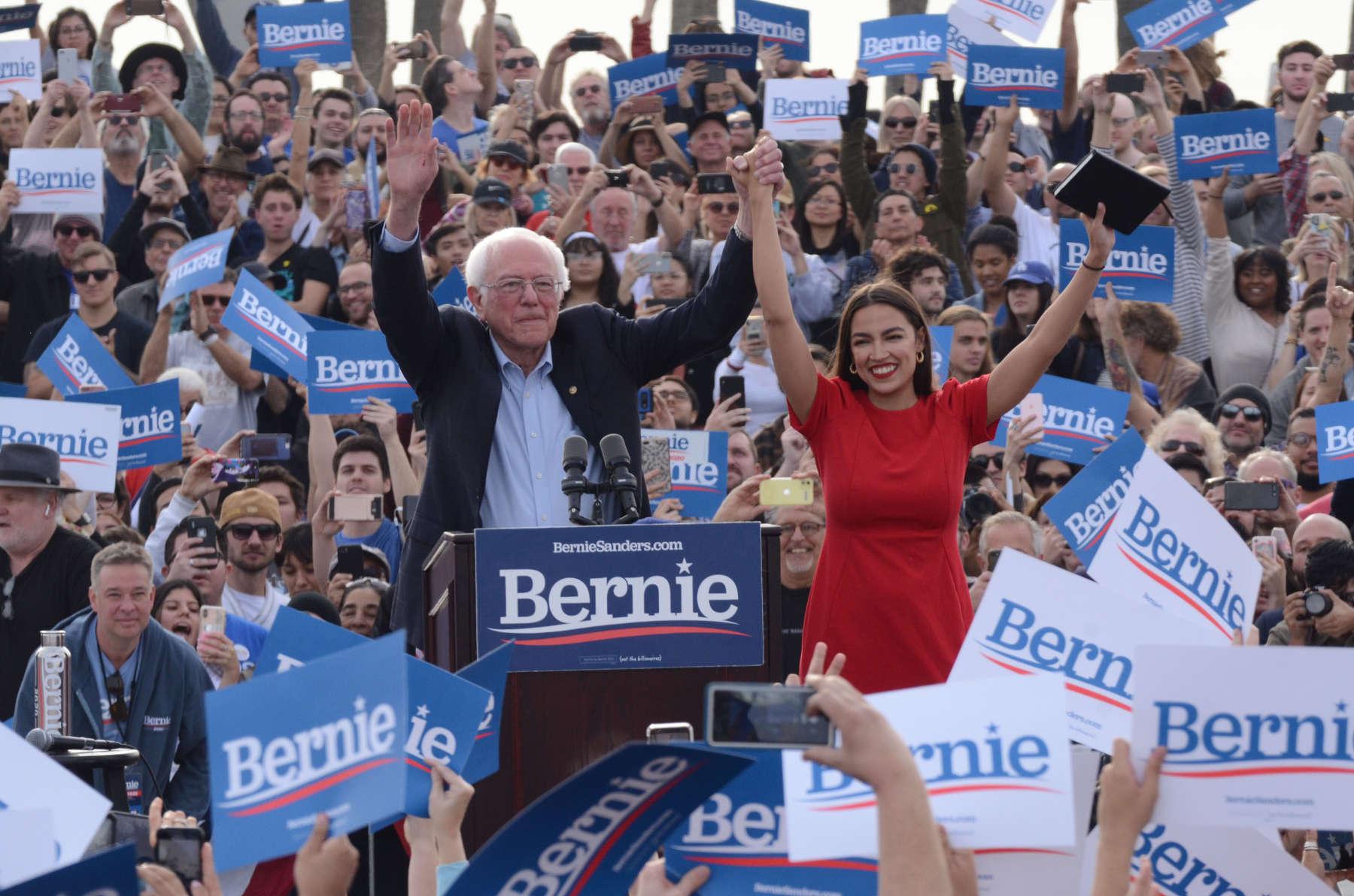 Bernie Sanders mit Alexandria Ocasio-Cortez bei einem Wahlkampfauftritt in Kalifornien.