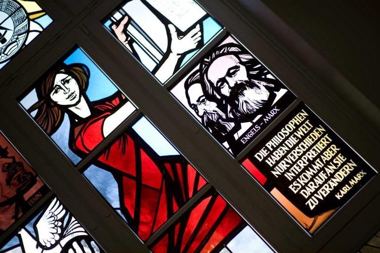 Bleiglasfenster des sozialistischen Künstlers Walter Womacka an der Humboldt-Universität.